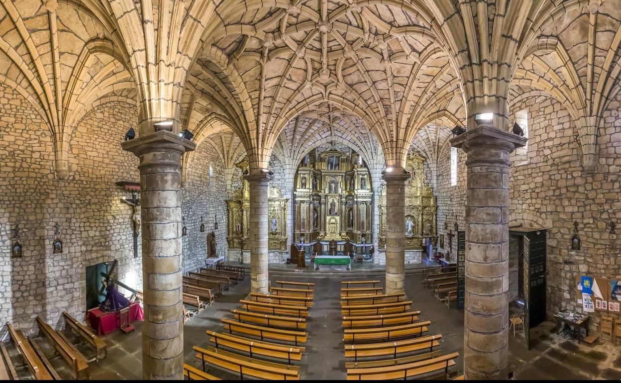 Interior de la iglesia de San Pedro Ad Víncula de Liérganes.