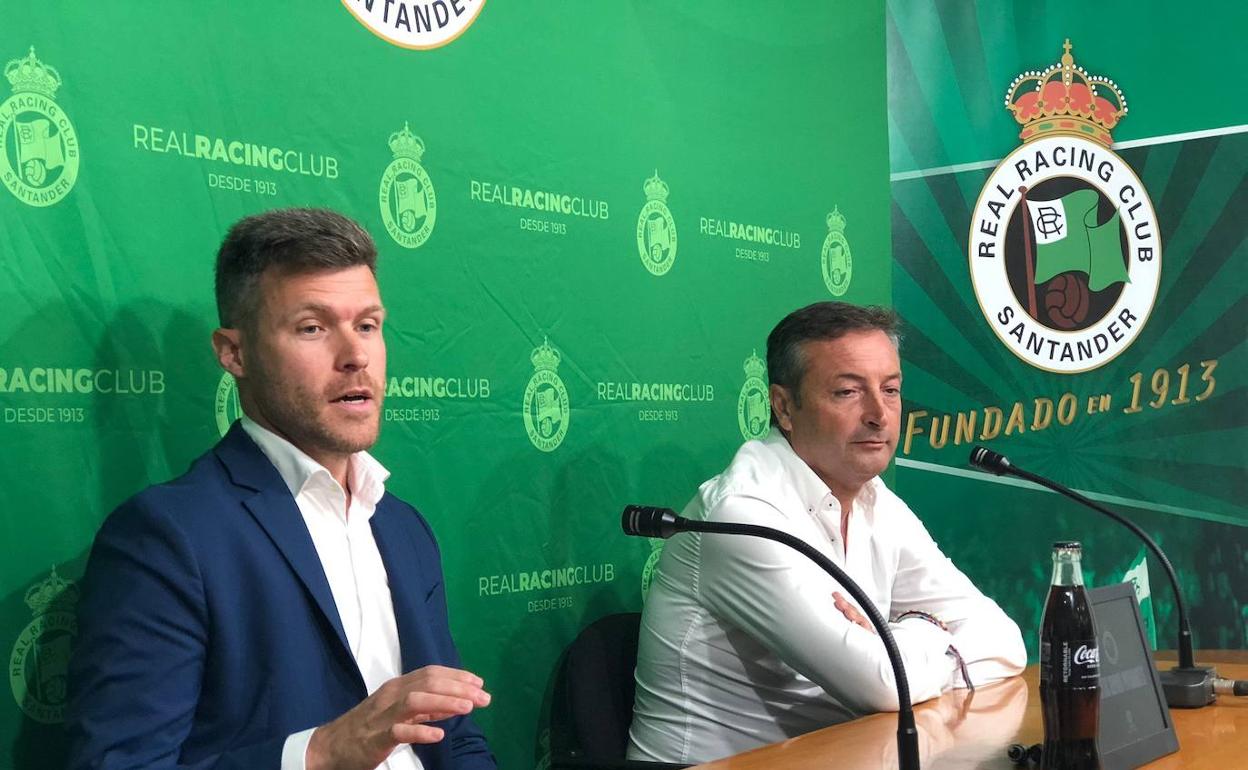 El director deportivo Mikel Martija, este lunes, junto a Alfredo Pérez, presidente de la entidad.