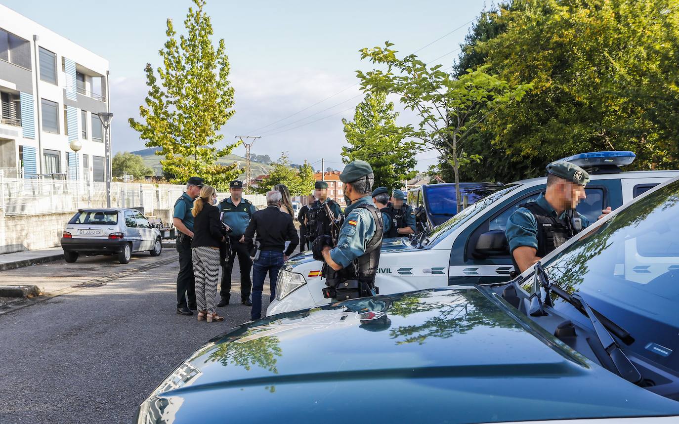 Agentes de la Guardia Civil en el instante previo al acceso a uno de los bloques de la urbanización.