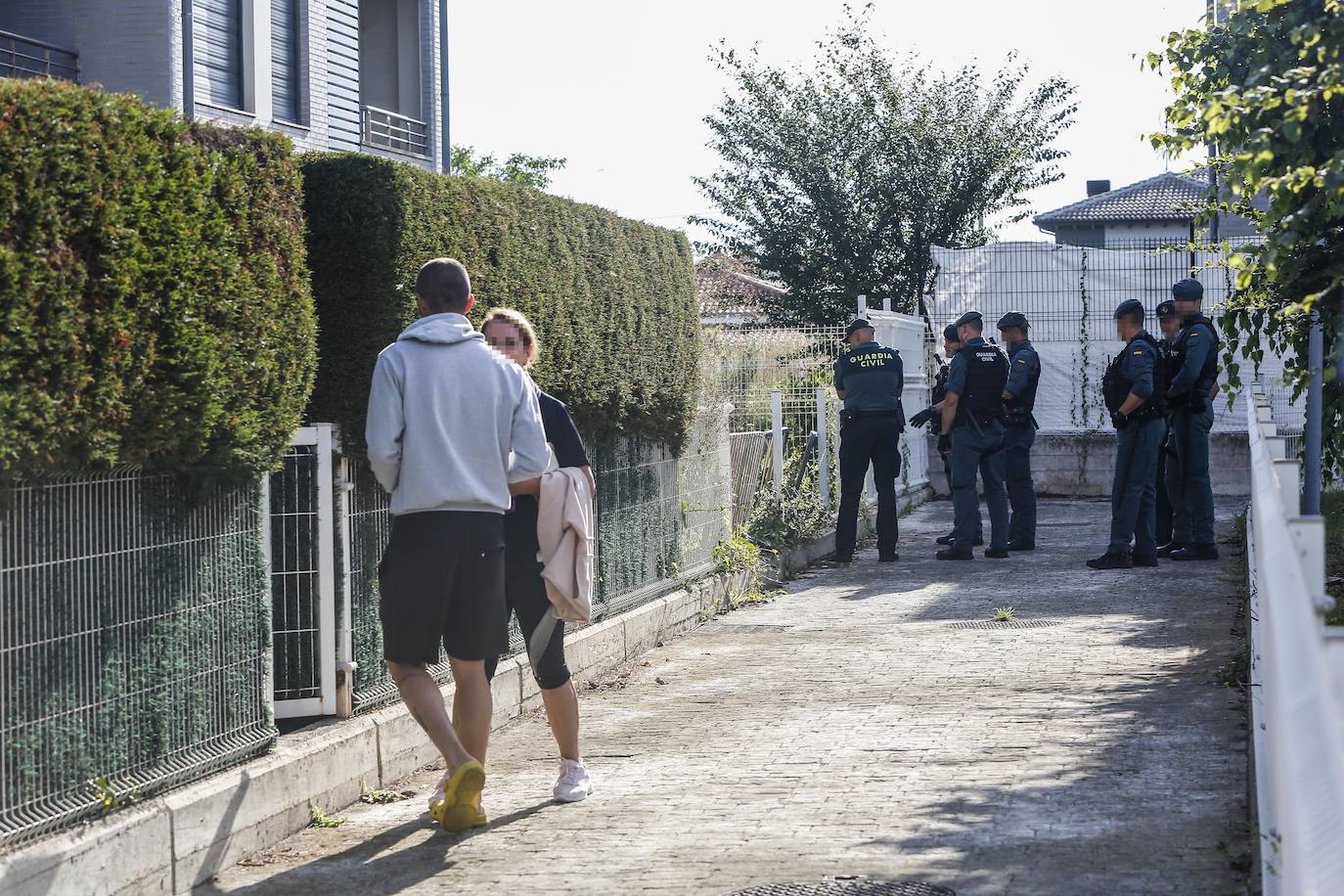 Agentes de la Guardia Civil en el instante previo al acceso a uno de los bloques de la urbanización.