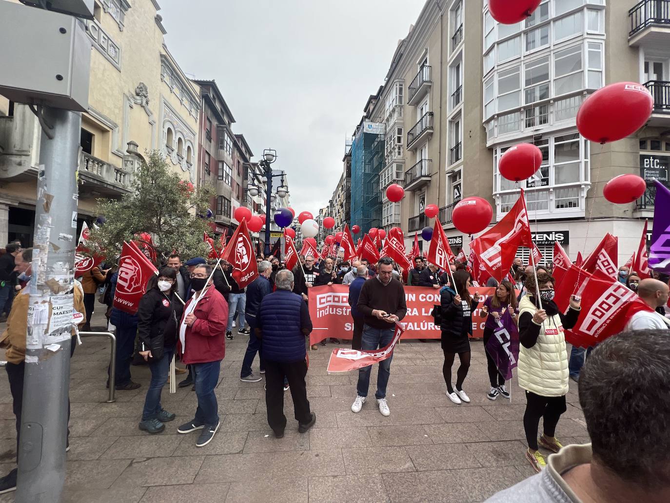 Imagen de la manifestación por el 1 de Mayo convocada por CC OO y UGT en Santander.