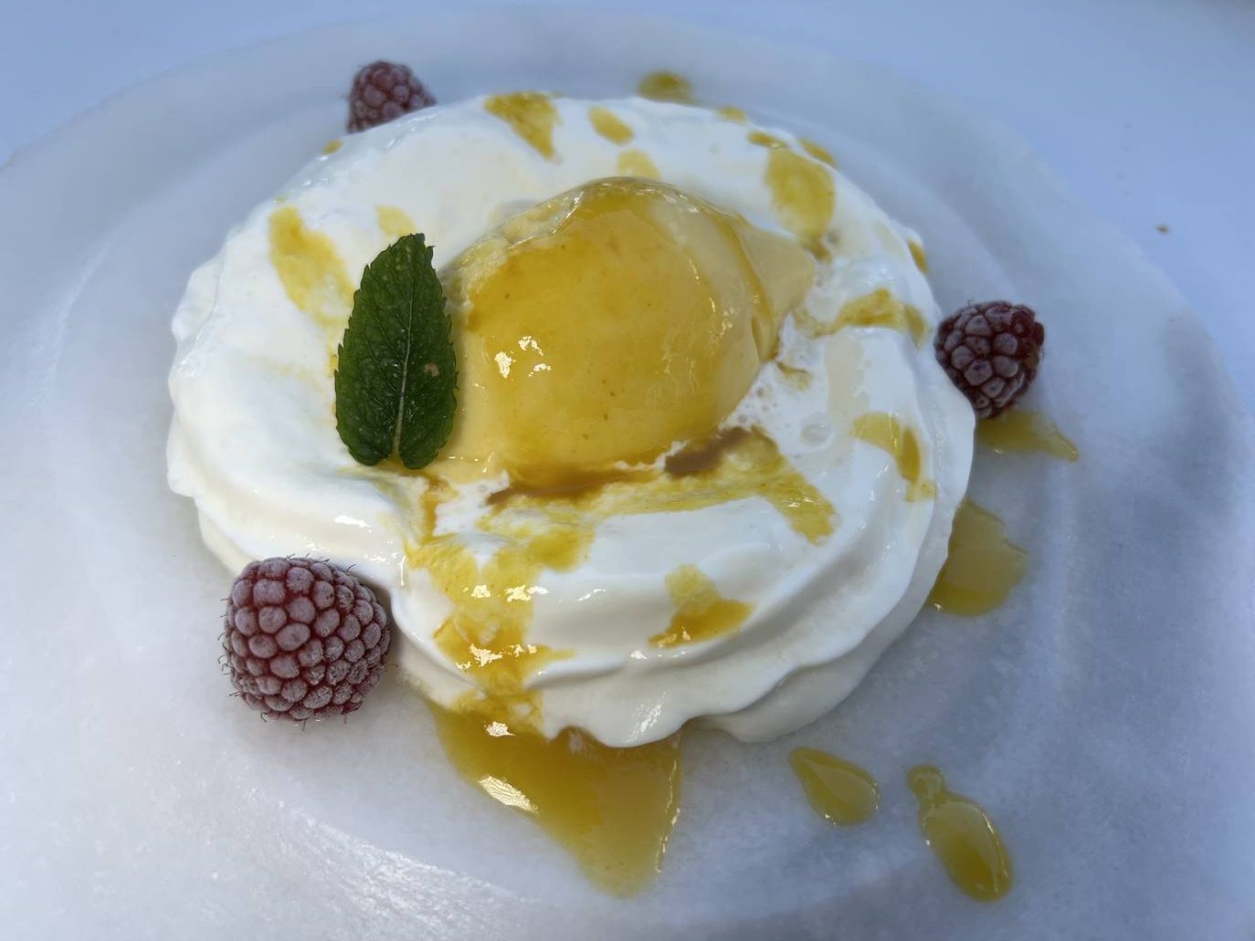 Samuel Fernández desarrolla propuestas muy gustosas con toques creativos pero sin olvidar los conceptos clásicos | La carta cuenta con una amplia y atractiva variedad de entrantes antes de llegar a los pescados del día