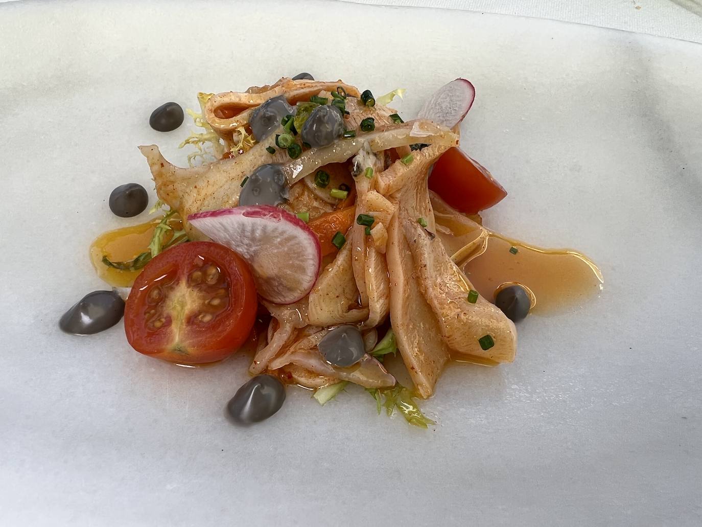 Samuel Fernández desarrolla propuestas muy gustosas con toques creativos pero sin olvidar los conceptos clásicos | La carta cuenta con una amplia y atractiva variedad de entrantes antes de llegar a los pescados del día