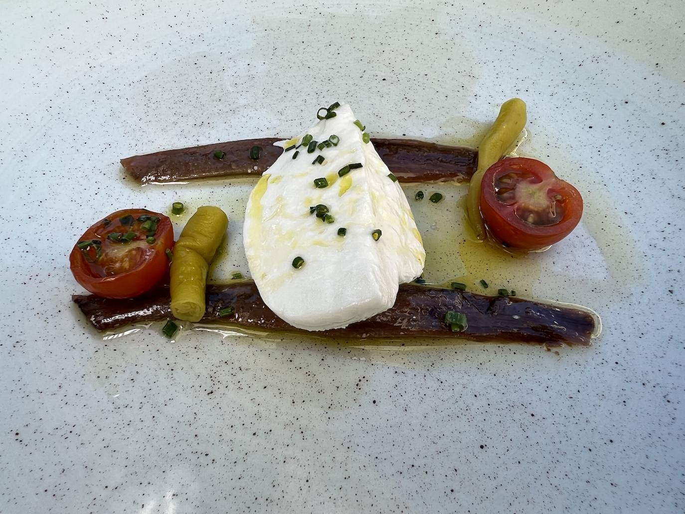 Samuel Fernández desarrolla propuestas muy gustosas con toques creativos pero sin olvidar los conceptos clásicos | La carta cuenta con una amplia y atractiva variedad de entrantes antes de llegar a los pescados del día