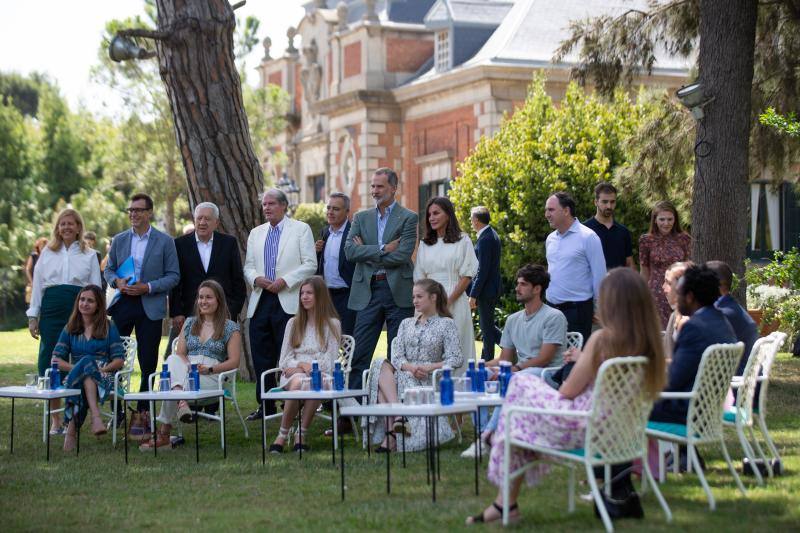 Con motivo de la entrega de los premios que llevan su nombre, la Princesa de Girona ha participado junto a la Infanta Doña Sofía y un grupo de jóvenes del programa Generación Docentes en un taller de 'La hora del código' impartido por el fundador de code.org Hadi Partovi.