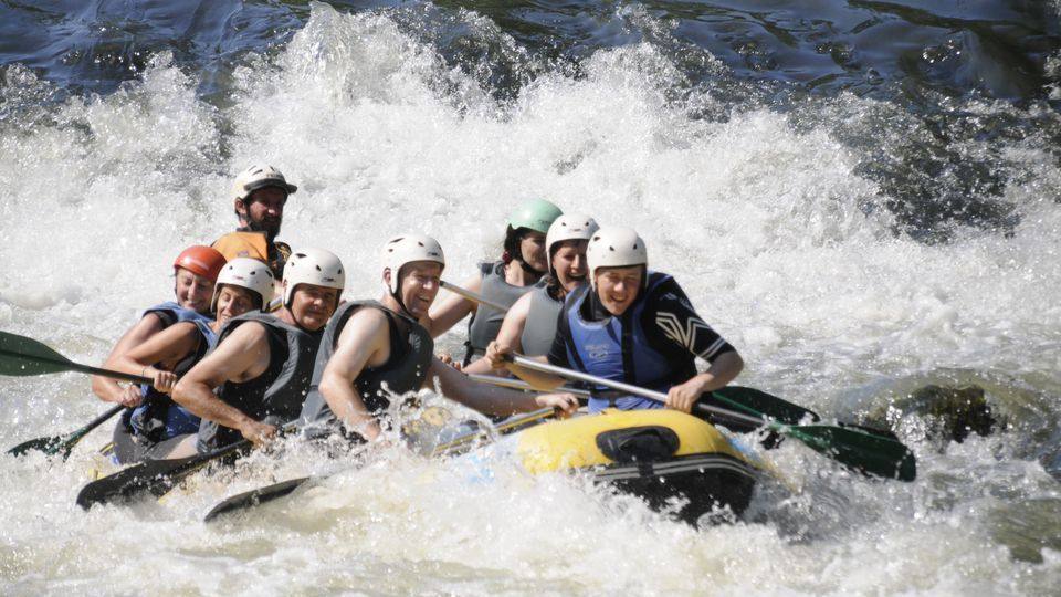 Los ríos de Cantabria son caudalosos senderos que hacen accesibles los rincones más recónditos de los valles de Cantabria, Picos de Europa y los profundos cañones del Ebro, en un entorno espectacular. El rafting en Cantabria discurre por el Ebro, y consta de varias secciones a elegir dependiendo de lo que se busque, más emoción, nivel infantil, incluso hay un rafting de jornada completa para estar todo el día en el río. En el descenso existe una clasificación internacional ampliamente aceptada para clasificar los ríos según su grado de dificultad al navegarlos, en Cantabria en los ríos Ebro y Deva se cataloga como clase III con pasos puntuales de clase IV. El río Cares (Asturias), contiene rápidos de Clase IV, siendo uno de los descensos más bravos de España. 