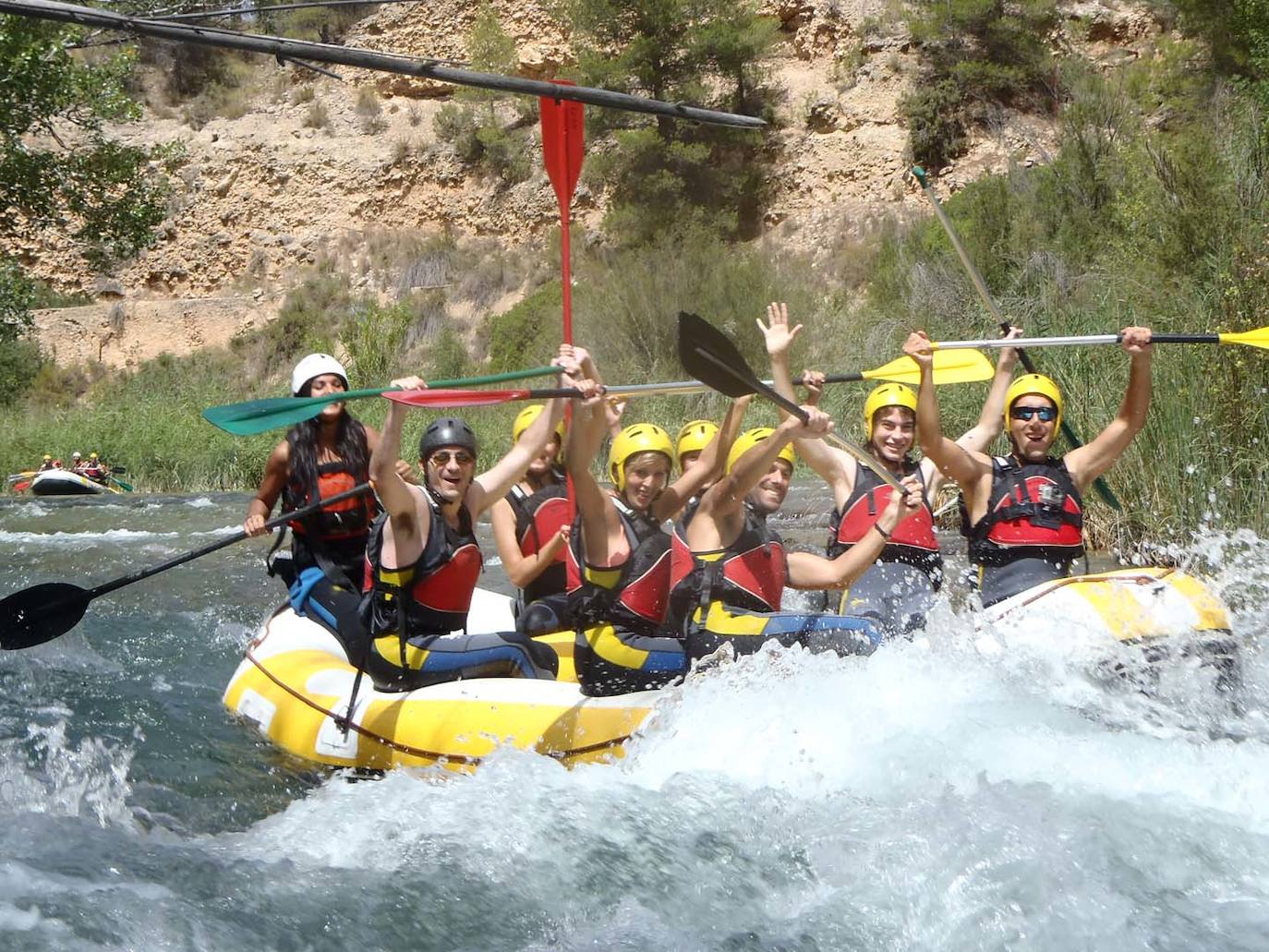 En esta propuesta de Kalahari Aventuras se desciende por las aguas bravas del río Cabriel (Valencia) en una embarcación neumática guiada únicamente por remos. Su propuesta clásica es de un tramo de ocho kilómetros, pero también tiene otra llamada Rafting de luxe, que sugiere una forma diferente de descender el Cabriel, pasando el día en el río. Sin prisas y disfrutando de cada tramo y cada rápido.