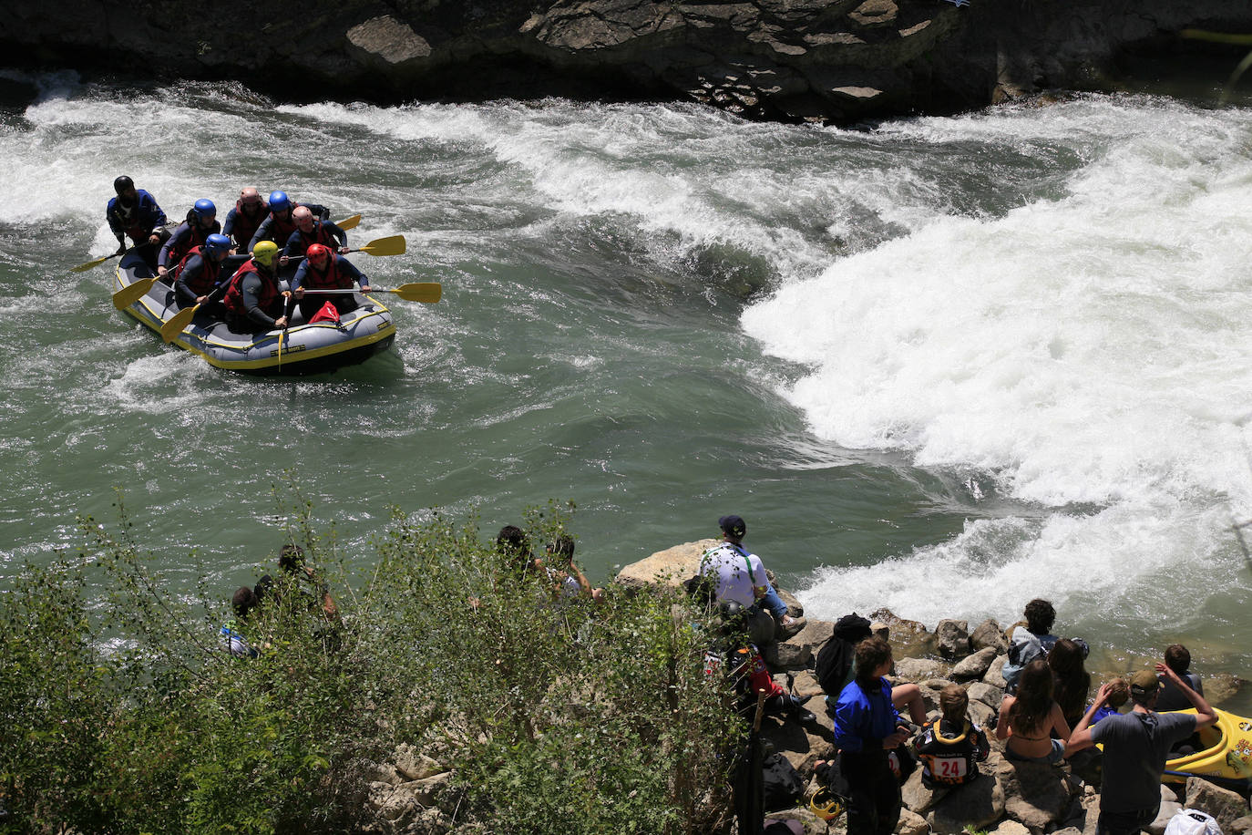 Esta experiencia transcurre en un río pirenaico que pasa por Murillo de Gállego, una pequeña isla zaragozana dentro de la provincia de Huesca. El Cañón del río Gállego comienza justo después de la presa del Pantano de la peña. Un descenso de más de 11 kilómetros durante una mañana de olas y agua grande. El desnivel hace de este tramo una actividad para aventureros, con ganas de emoción. Se comienza el descenso con uno de los pasos mas emocionantes del río de nivel IV que prepara para el siguiente tramo en el que el río se encañona entre paredes y las olas se suceden mientras el equipo trata de tomar los mandos de la balsa de rafting, siguen diferente rápidos hasta llegar a 'El embudo' un rápido con un desnivel y fuerza especial. Durante el descenso, se realizan saltos al agua, abordajes a otras barcas y sobre todo disfrutar de los salpicones y las grandes olas que se encuentran durante el descenso. 