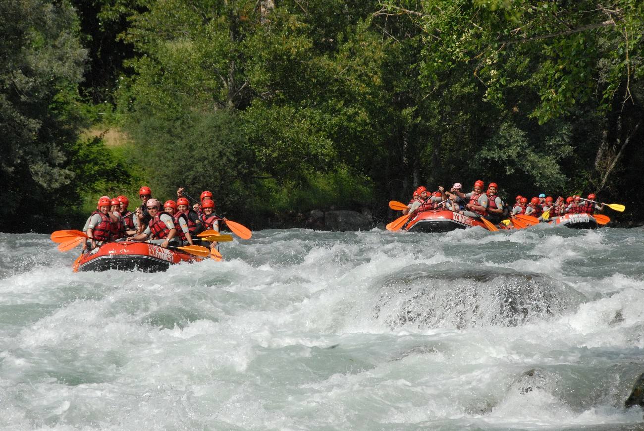 El descenso por el Noguera Pallaresa (Lleida) es uno de los más populares y atractivos de Europa. En la zona hay empresas especializadas en diversos deportes de aventura pero su estrella es el descenso de Noguera Pallaresa por las aguas bravas en una lancha neumática con la ayuda de remos y sorteando las rocas del camino. La capacidad de la embarcación es de ocho personas, que van sentadas en los bordes. En el suelo, los tripulantes disponen de unas sujeciones para los pies, por lo que resulta realmente fácil mantener el equilibrio cuando llegan los baches y los bruscos movimientos de la corriente. El excitante trayecto se hace en compañía de un monitor que se coloca en la parte posterior de la embarcación para pilotarla. Su función es marcar el rumbo con el remo y dar las instrucciones necesarias al resto del grupo para avanzar río abajo. La temporada de rafting en el Noguera Pallaresa llega hasta mediados de octubre. Hay diferentes tramos, aunque el más habitual es Llavorsí - Rialp, uno de los más emocionantes por sus rápidos, de unos 14 kilómetros. 