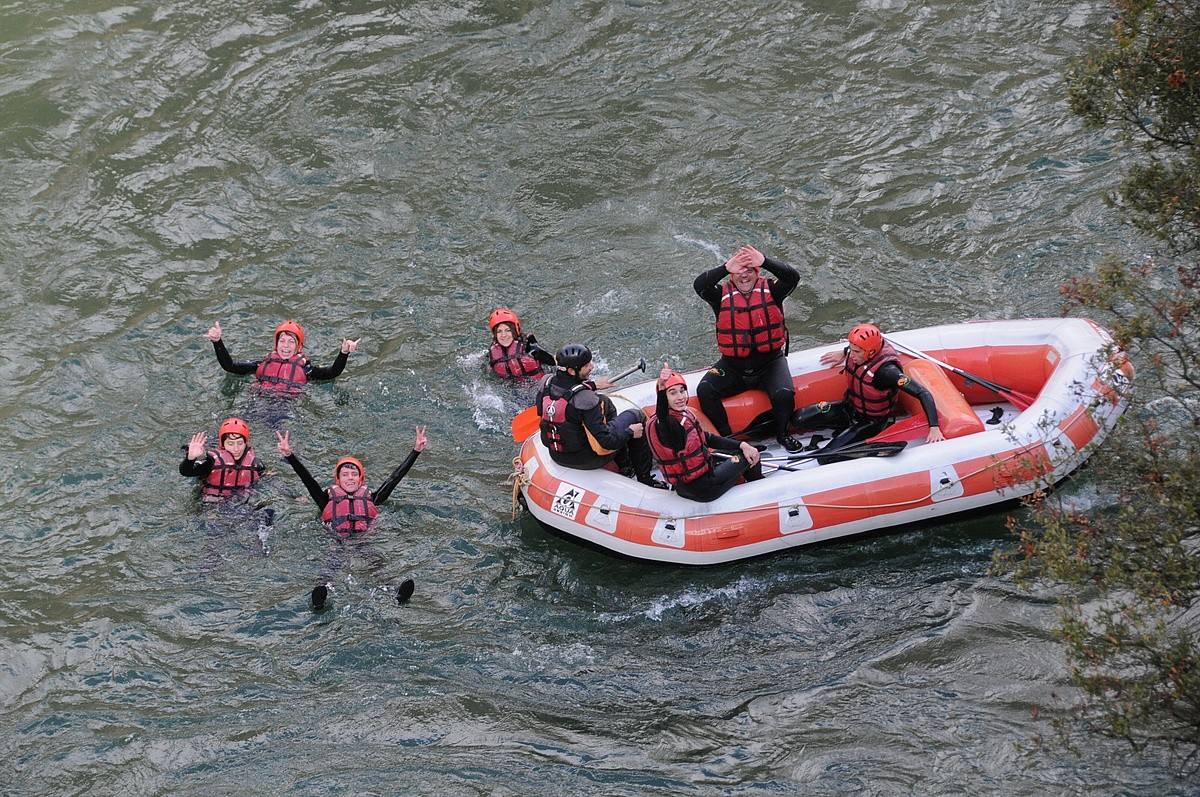 El descenso por el Noguera Pallaresa (Lleida) es uno de los más populares y atractivos de Europa. En la zona hay empresas especializadas en diversos deportes de aventura pero su estrella es el descenso de Noguera Pallaresa por las aguas bravas en una lancha neumática con la ayuda de remos y sorteando las rocas del camino. La capacidad de la embarcación es de ocho personas, que van sentadas en los bordes. En el suelo, los tripulantes disponen de unas sujeciones para los pies, por lo que resulta realmente fácil mantener el equilibrio cuando llegan los baches y los bruscos movimientos de la corriente. El excitante trayecto se hace en compañía de un monitor que se coloca en la parte posterior de la embarcación para pilotarla. Su función es marcar el rumbo con el remo y dar las instrucciones necesarias al resto del grupo para avanzar río abajo. La temporada de rafting en el Noguera Pallaresa llega hasta mediados de octubre. Hay diferentes tramos, aunque el más habitual es Llavorsí - Rialp, uno de los más emocionantes por sus rápidos, de unos 14 kilómetros. 