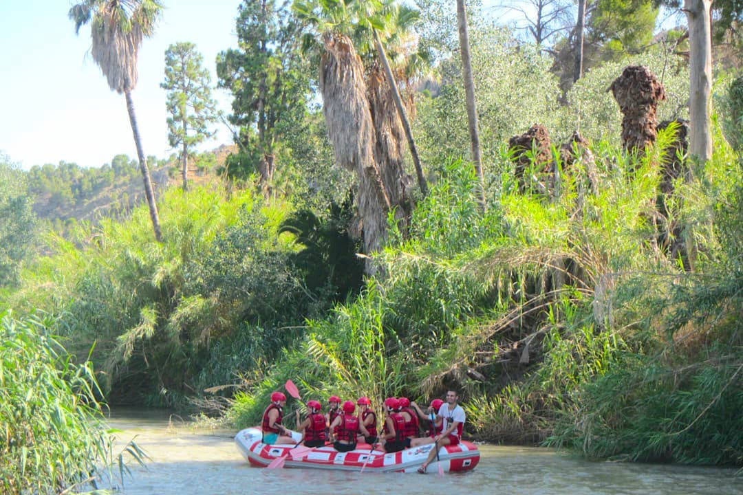 El descenso por el río Segura transcurre por algunos de los parajes con mayor valor ecológico de Murcia. Primero de todo se enseñan las nociones básicas para el manejo de la balsa de rafting para que el descenso sea lo mejor posible. Acto seguido se sube a la balsa con compañeros que remarán en equipo para bajar el río de la mejor forma posible. Durante el trayecto hay que deleitarse con la vegetación ribereña y la fauna típica de la zona. El recorrido comienza en Cieza y casi enseguida se podrá ver su famosa montaña, La Atalaya, que se eleva sobre el pueblo por su verticalidad, su emblemático castillo y las ruinas de la ciudad musulmana de Medina Siyasa. El gran Menjú en Abarán, una finca señorial de 1908 olvidada en el tiempo, es una de las maravillas escondidas con su propio micro clima y vegetación. A mitad del recorrido se realiza un descanso en Abarán, en un paraje llamado 'El Jarral'. Allí se podrá sentir de manera opcional la adrenalina de una de las bajadas más inclinadas del recorrido y darse un baño en el Segura. Posteriormente se continua por el cañaveral dirección a Blanca una zona muy tranquila en la que poder bañarse. 