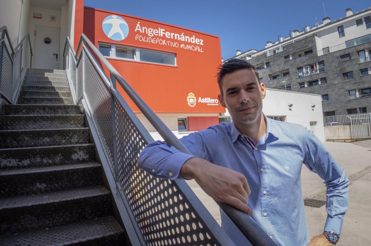 Ángel Fernández, a la puerta del pabellón que ahora lleva su nombre.