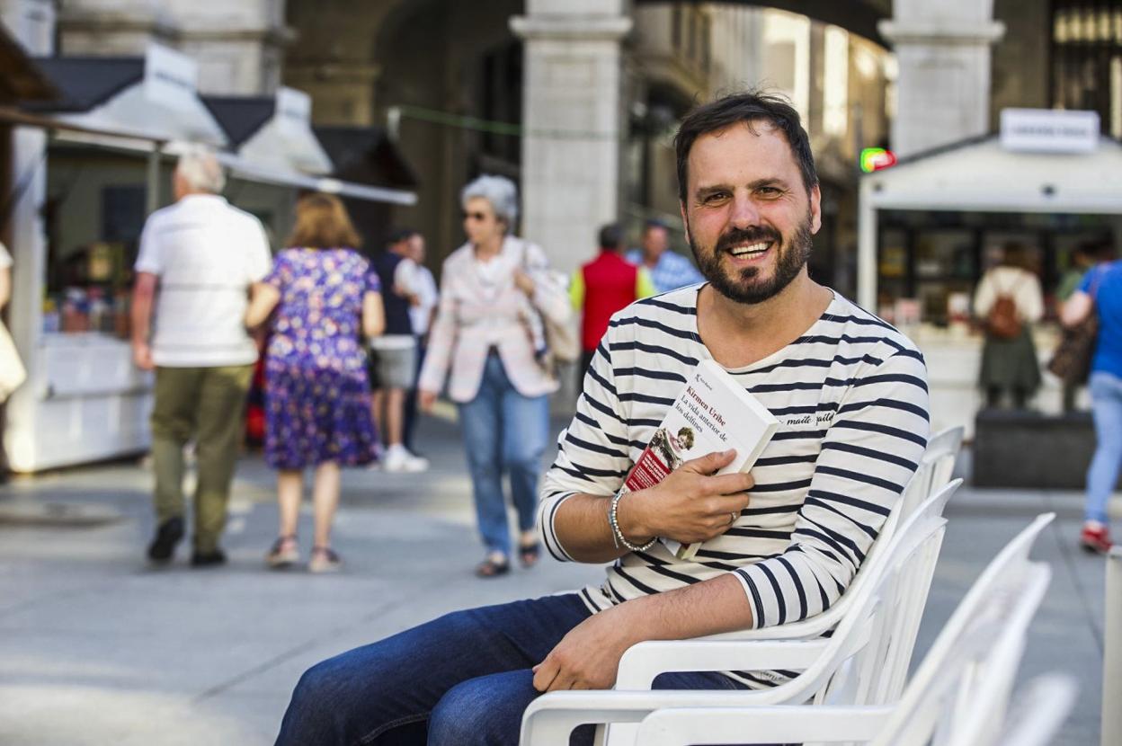 Kirmen Uribe, ayer en la Plaza Porticada, que acoge esta semana la Feria del Libro de Santander y Cantabria.