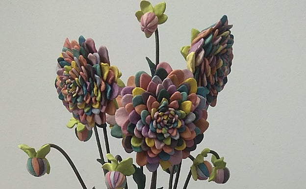 Imagen principal - Las dalias multicolores coronan el trabajo ganador, bajo el que aparece el segundo premio, 'La Playa' 