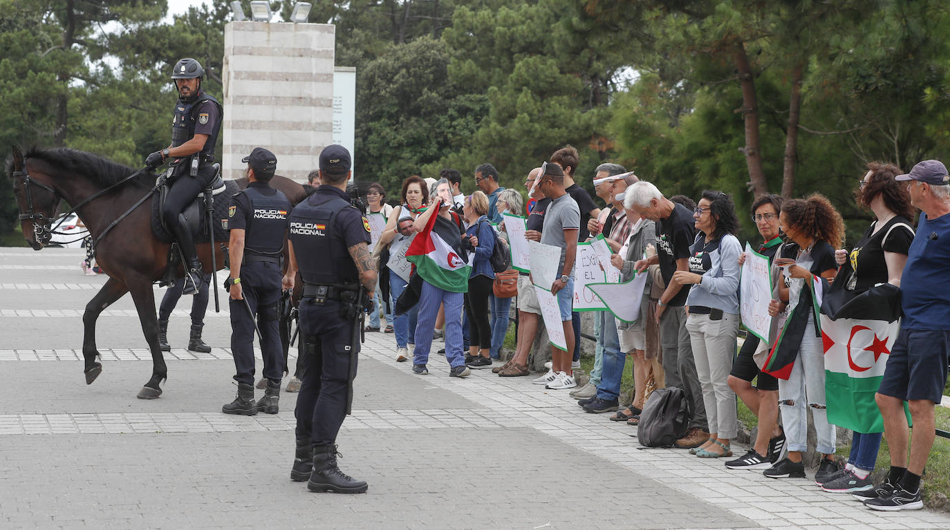 Los expresidentes han sido recibidos con una protesta en el entorno del Palacio de La Magdalena por la matanza de hace días en la parte marroquí de la valla de Melilla.