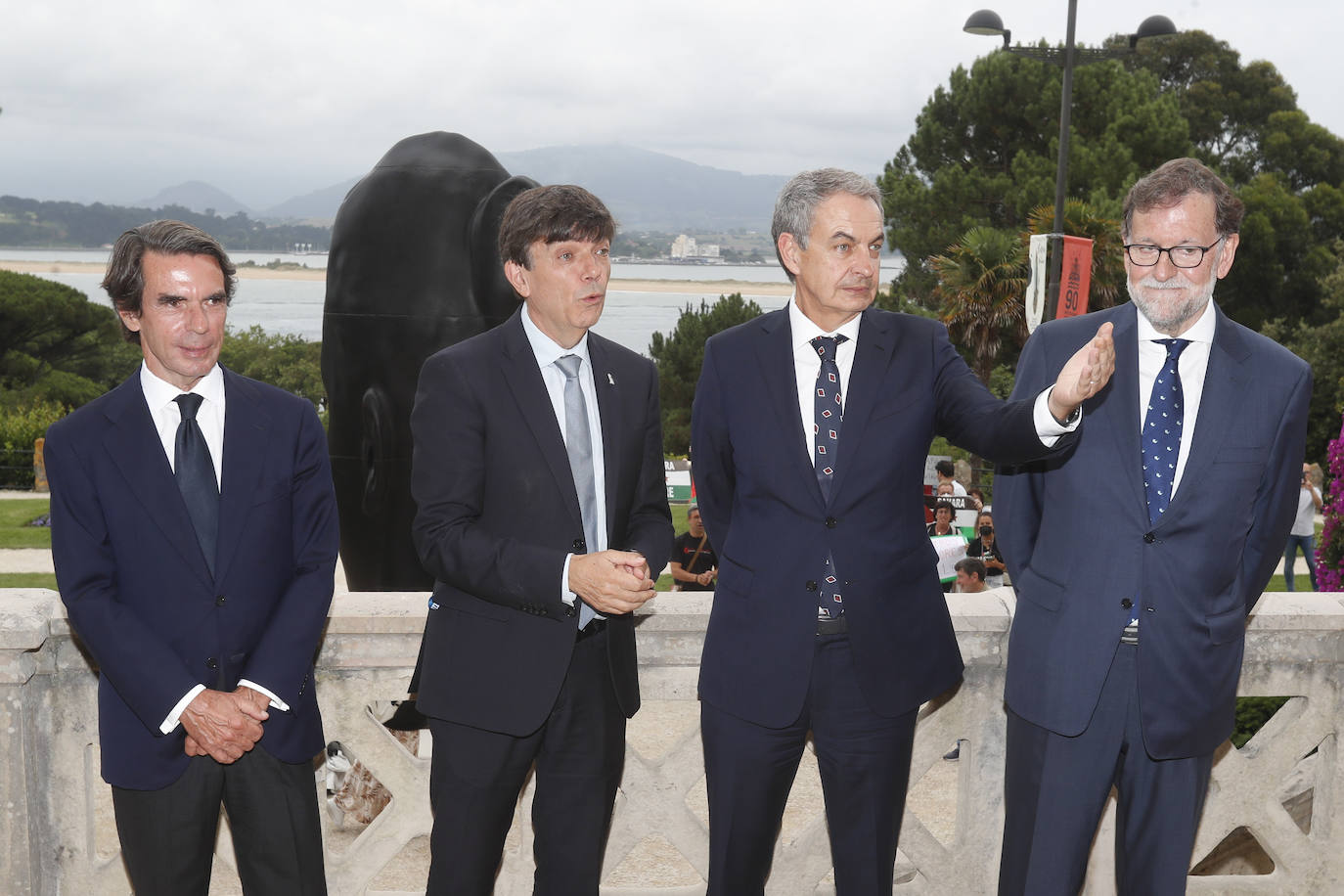 Los tres expresidentes se fotografiaron en el exterior del palacio junto al rector Carlos Andradas.