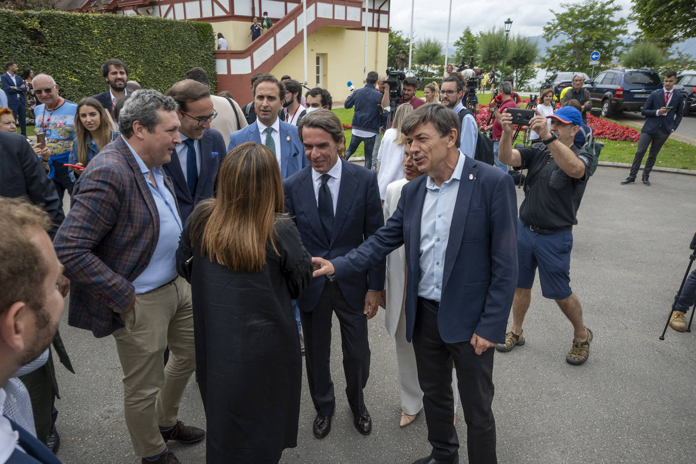 Aznar, Botella y Andradas, con los líderes del PP de Cantabria.