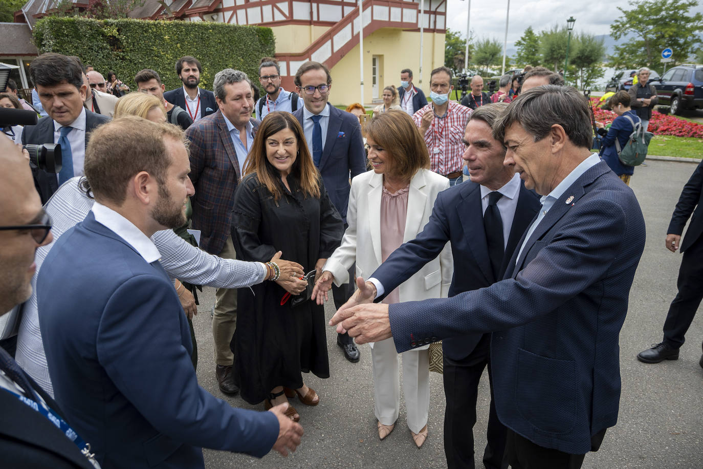 Aznar, Botella y Andradas, con los líderes del PP de Cantabria.