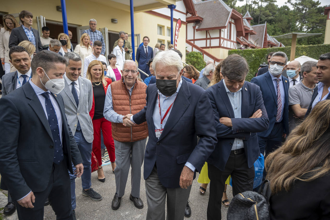 Felipe González a su salida del Paraninfo de la UIMP.