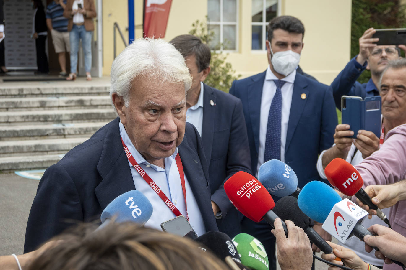 González con los medios de comunicación en la UIMP.