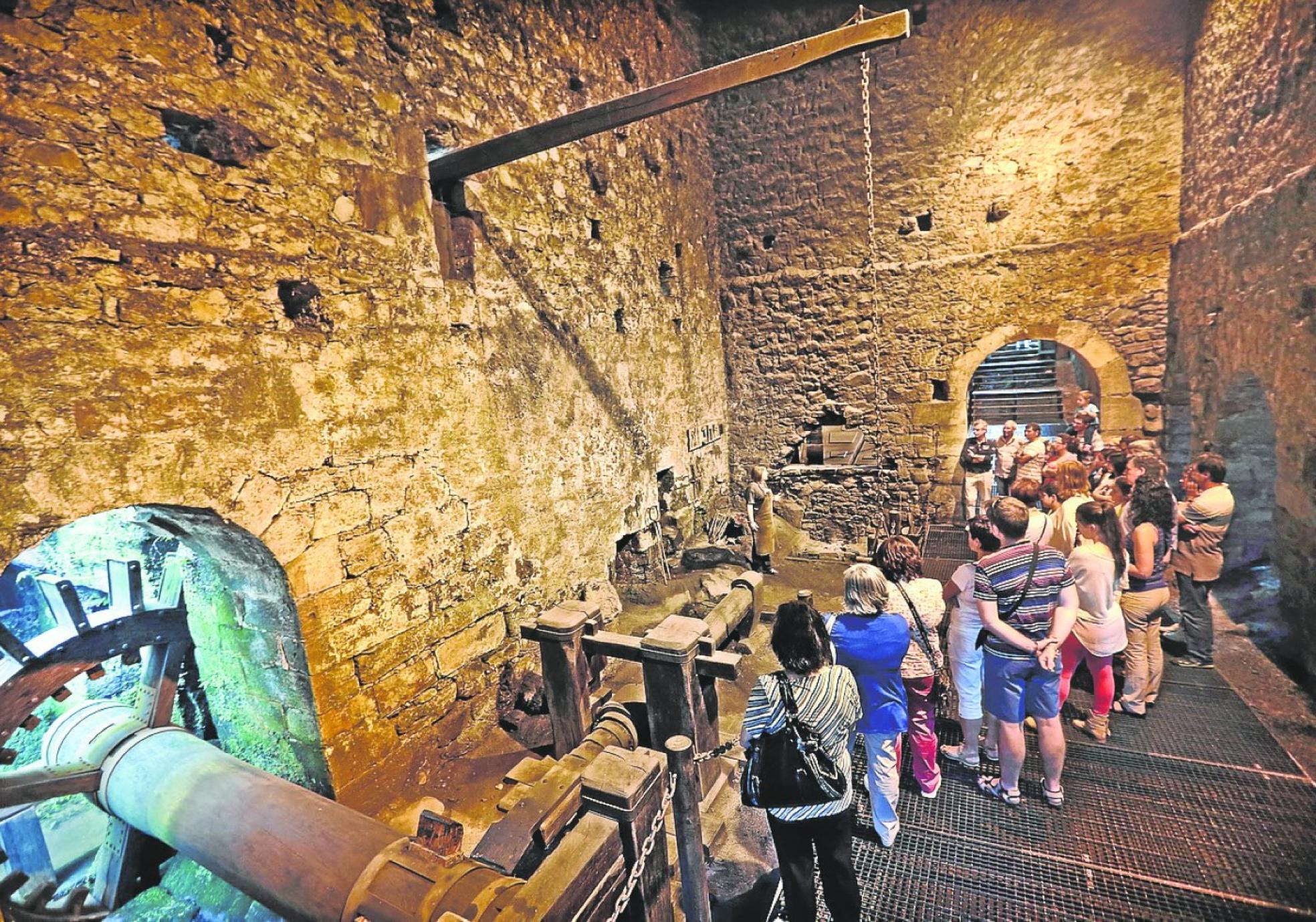 Un grupo de visitantes, en el interior de la ferrería.