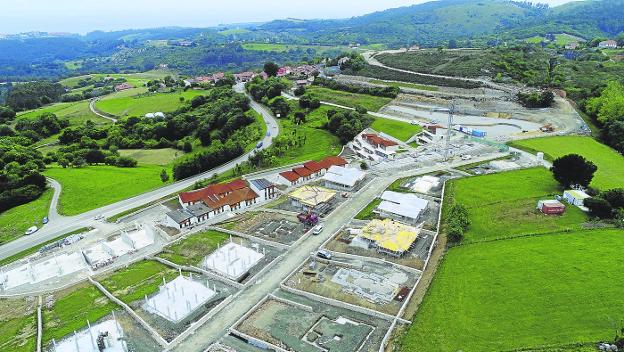 Las viviendas se están levantando en tres fases y se encuentran en la carretera entre Cabezón y Comillas, en el pueblo de Canales.