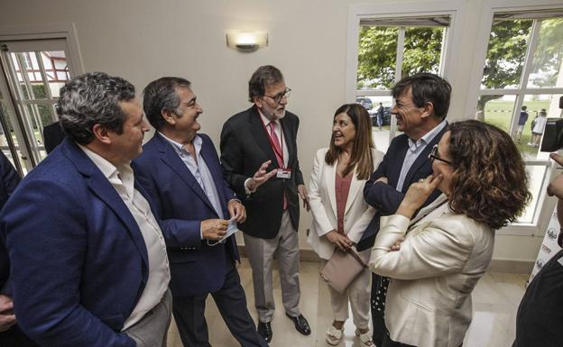 Mariano Rajoy y Carlos Andradas, con los líderes del Partido Popular de Cantabria. 