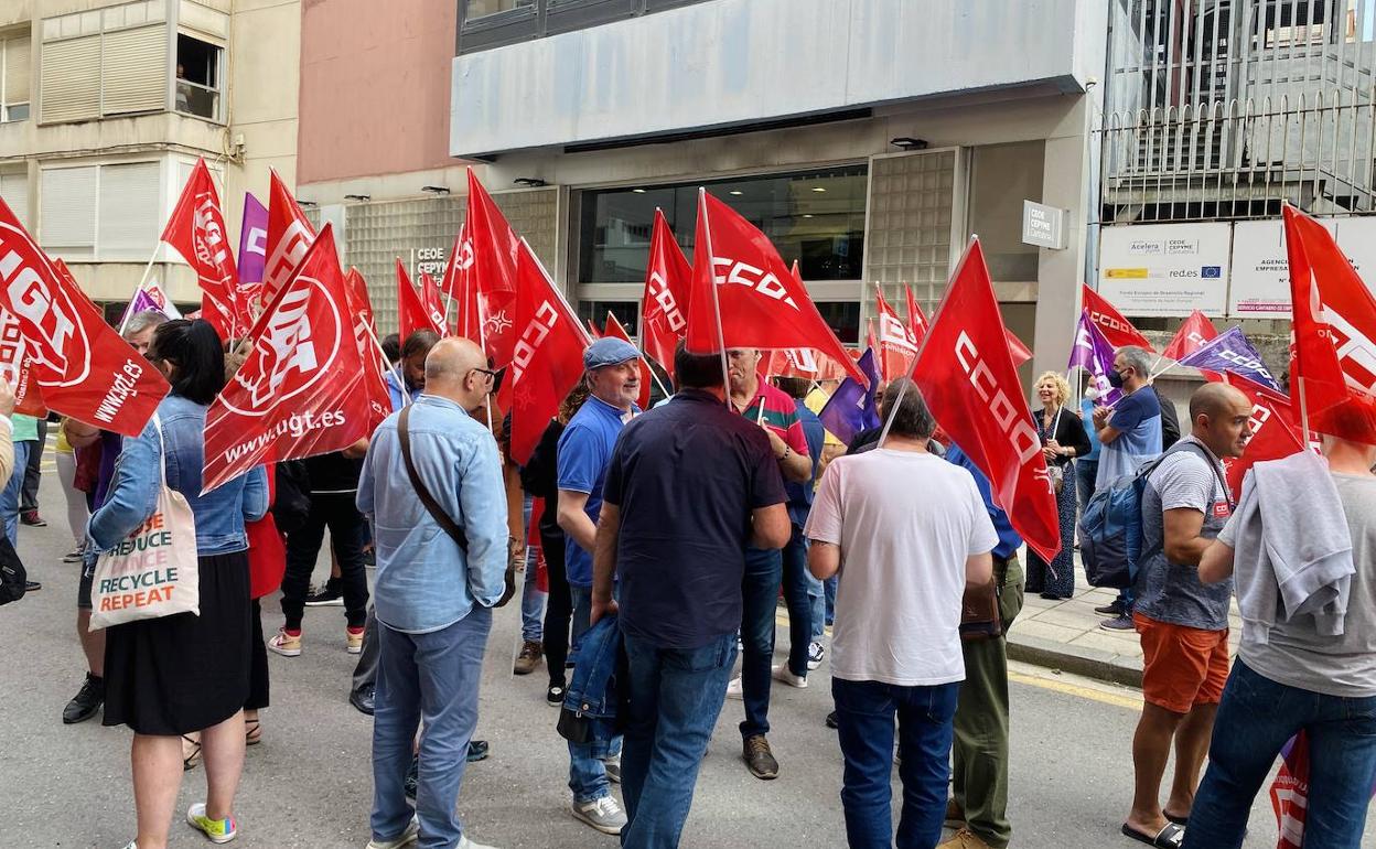 Parte de los representantes sindicales concentrados este miércoles ante la sede de la CEOE-Cepyme de Santander.