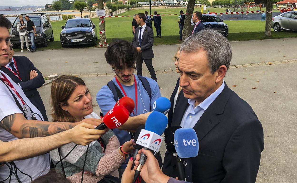 Zapatero atiende a los medios de comunicación a su llegada al Paraninfo de la UIMP.