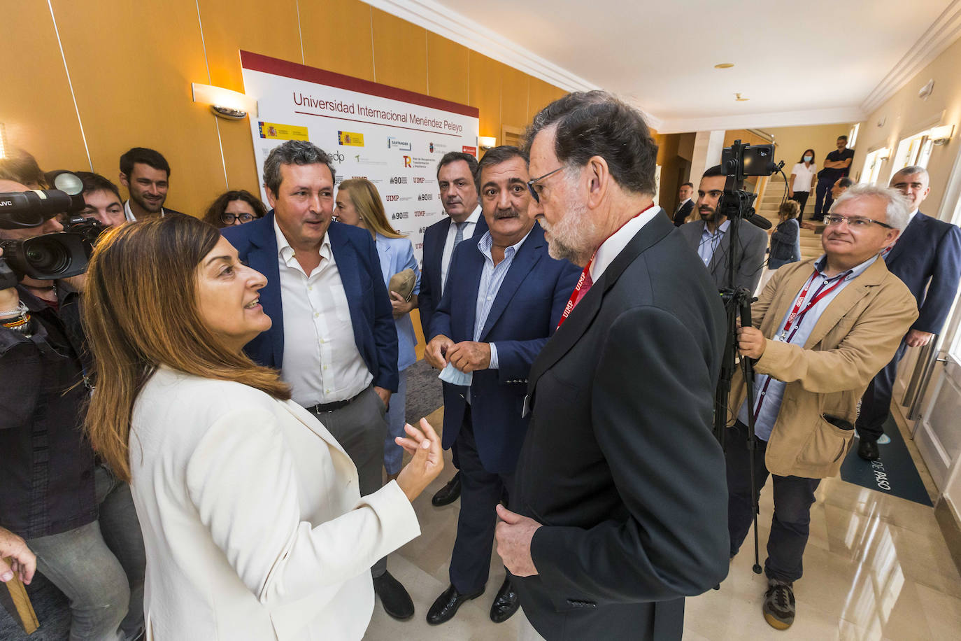 El expresidente también se ha mostrado en su intervención "absolutamente en contra" de reformar la Constitución y la ley electoral. En este sentido ha recordado que durante su mandato se le acusaba de "inmovilista" y lo ha reconocido. "Tengo que decir que sí. Soy inmovilista y, como hay que estar todo el día cambiando, pues bueno, seré un espécimen", ha bromeado.