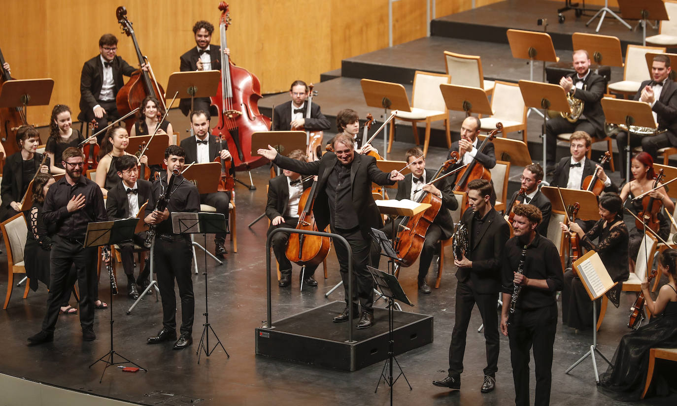 Jaime Martín volvió a la Sala Argenta para dirigir el concierto inaugural del Encuentro de Música y Academia con la voz de la soprano María Isabel Segarra 