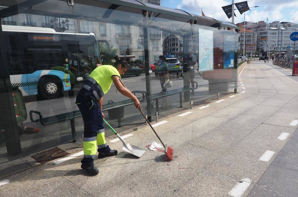 Operarios del Ayuntamiento de Santander han limpiado las inmediaciones de la marquesina de autobús en Puertochico, totalmente cubierta de cristales tras estrellarse una mujer que circulaba en patinete.