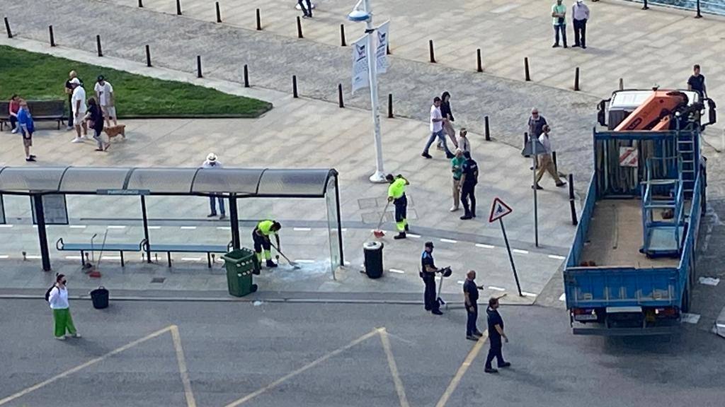 Operarios del Ayuntamiento de Santander han limpiado las inmediaciones de la marquesina de autobús en Puertochico, totalmente cubierta de cristales tras estrellarse una mujer que circulaba en patinete.