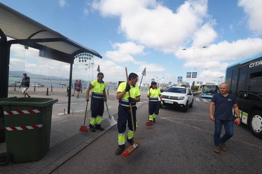 Operarios del Ayuntamiento de Santander han limpiado las inmediaciones de la marquesina de autobús en Puertochico, totalmente cubierta de cristales tras estrellarse una mujer que circulaba en patinete.