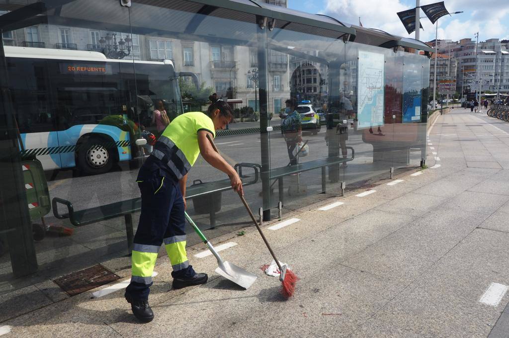 Operarios del Ayuntamiento de Santander han limpiado las inmediaciones de la marquesina de autobús en Puertochico, totalmente cubierta de cristales tras estrellarse una mujer que circulaba en patinete.