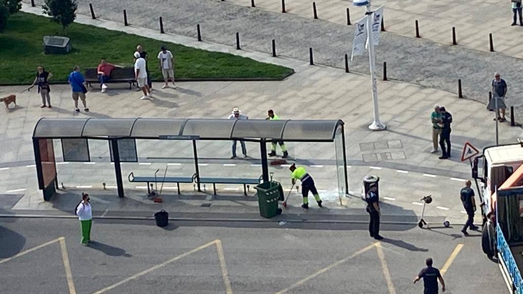 Operarios del Ayuntamiento de Santander han limpiado las inmediaciones de la marquesina de autobús en Puertochico, totalmente cubierta de cristales tras estrellarse una mujer que circulaba en patinete.