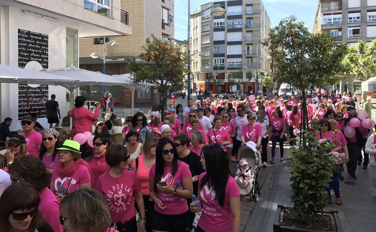 Marcha contra el Cáncer en Santoña en una pasada edición.