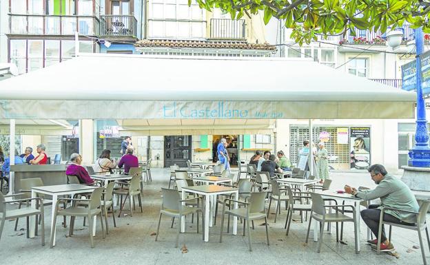 La terraza se encuentra sobre el paseo peatonal de la calle Burgos. Abajo, Marcos Iñarra y Marta Roales, propietarios desde 2019. 