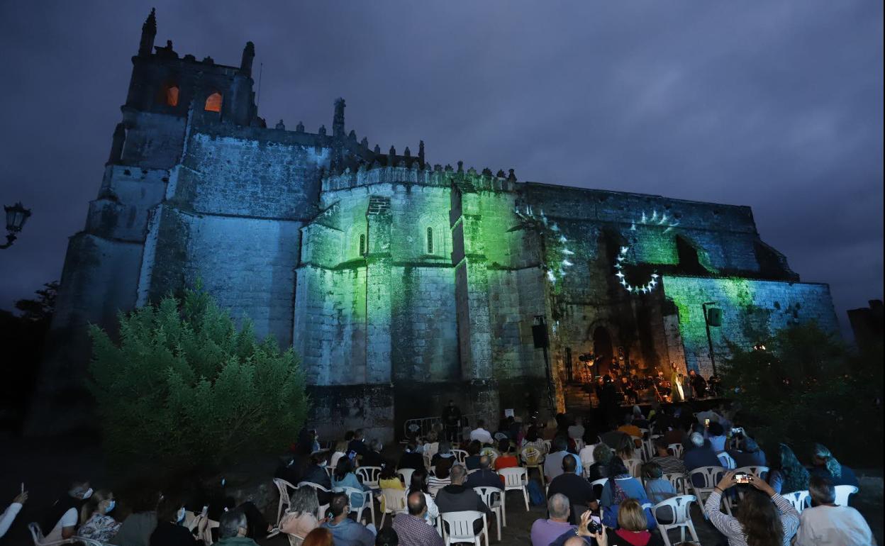 Concierto de la banda gallega Luar na Lubre en el festival folk 'Cantabria Infinita' de 2021.