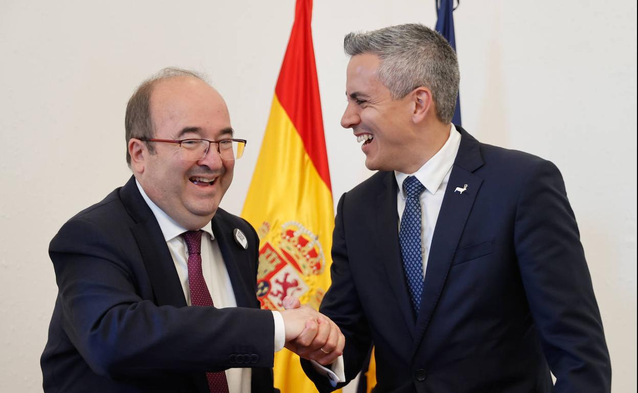 El ministro de Cultura, Miquel Iceta, y el vicepresidente cántabro, Pablo Zuloaga, tras la firma del convenio.