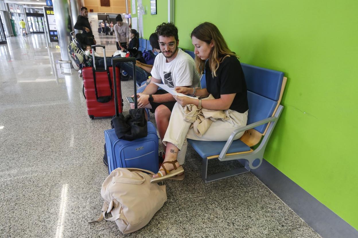 Pasajeros afectados por la reciente cancelación de un vuelo a Málaga de Ryanair.