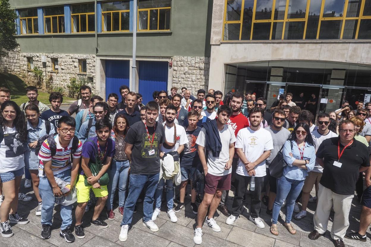 Los alumnos que se manifestaron ayer en el campus de la UIMP en Las Llamas, en Santander.