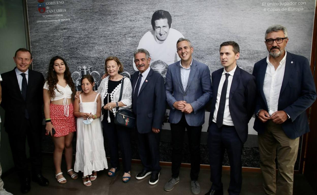 Emilio Butragueño, Miguel Ángel Revilla, Pablo Zuloaga, Víctor Diego y Mario Iglesias han presidido el acto junto a familiares del futbolista.