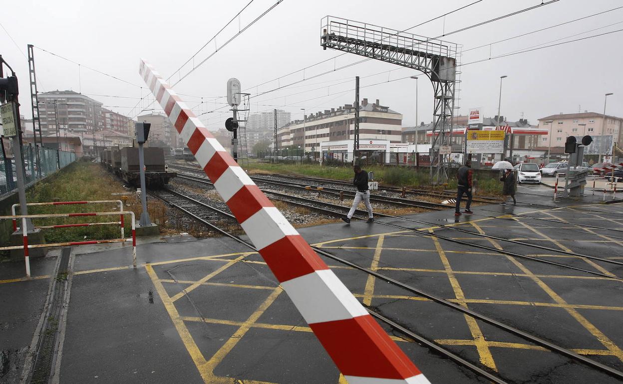 Paso a nivel de las vías en Pablo Garnica junto al actual aparcamiento de la estación de Feve.