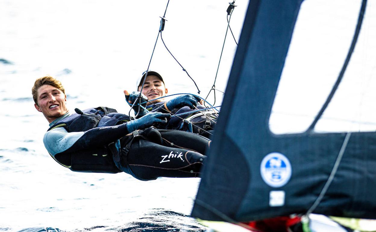 Trittel (izquierda) y Botín, a bordo de su 49er.