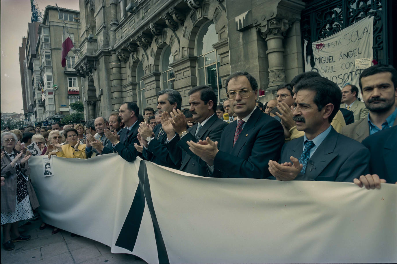 Representantes políticos de todas las formaciones se unieron a la demostración de dolor popular.