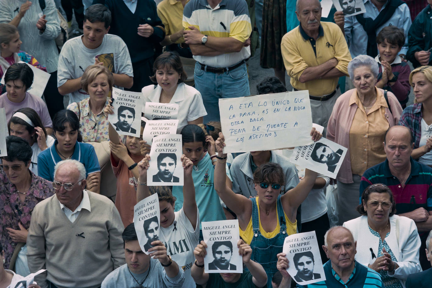 Adultos, ancianos, jóvenes, niños... Los cántabros se unieron para expresar su dolor y su rechazo.