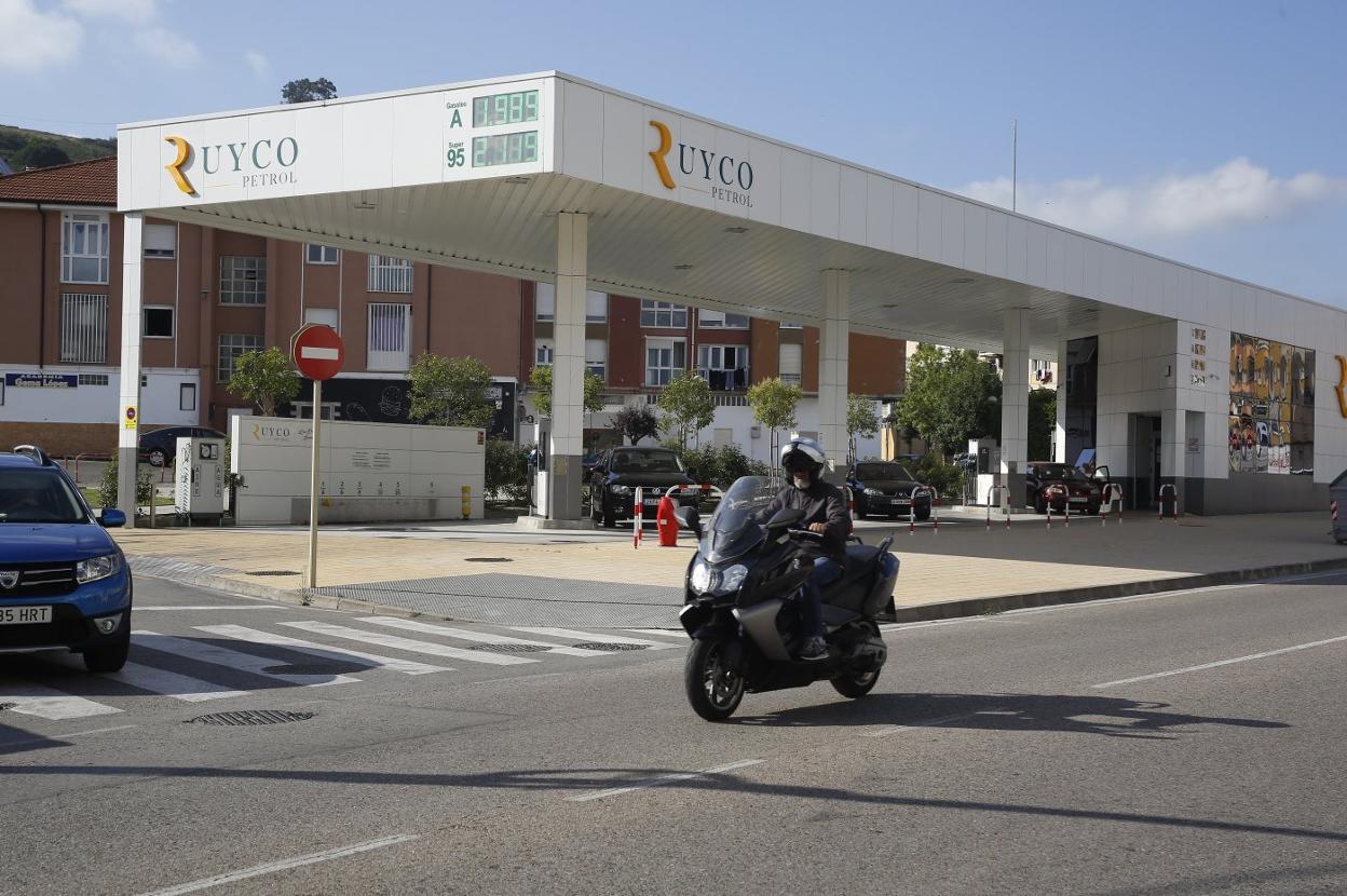 Un motorista circula frente a la estación de servicio de Ruycol Petrol, esta semana, en la Avenida de Solvay de Barreda (Torrelavega).