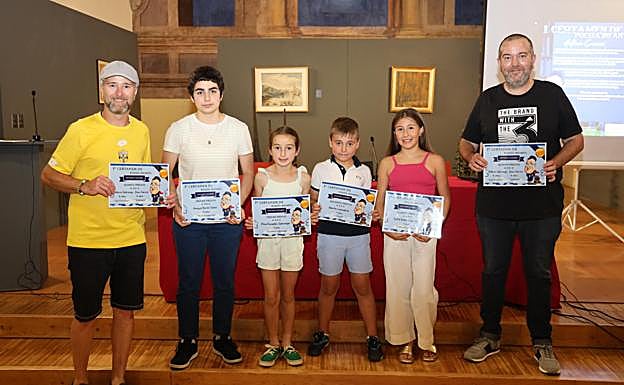 Imagen principal - Premiados concurso poesía, nietos de Antonio Casares recitando y ganadora del concurso. 