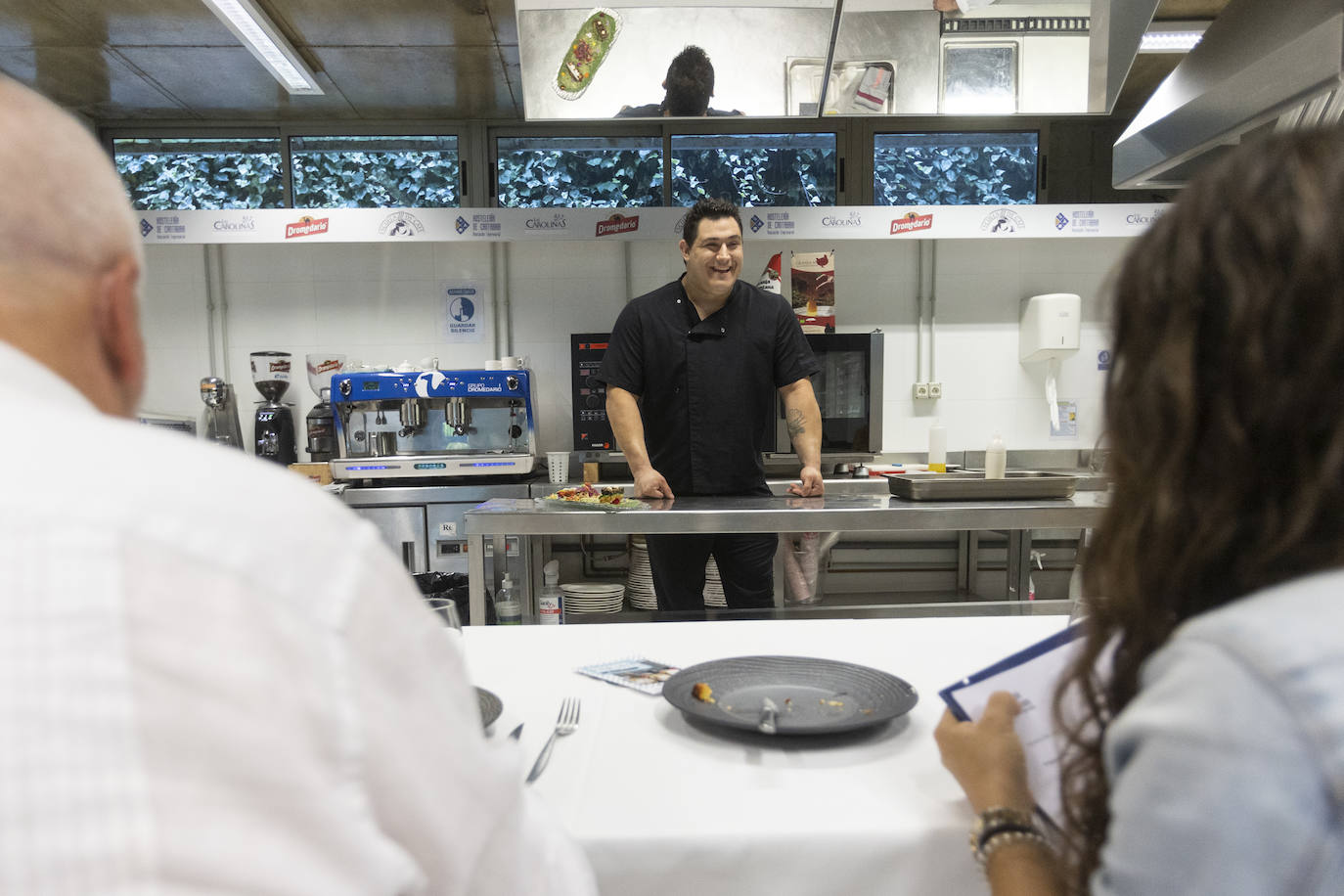 El restaurante César de Bárcena de Cicero gana con su 'Buñuelo de almeja fina con lágrima de ali oli'. En segundo lugar, Castilla Termal Solares, con su cucurucho de rabo de toro y manzana con glaseado de queso de cabra y gelé de cebolla. Y el tercer puesto ha ido a parar al Pericote de Tanos por su 'Hojaldre de bonito del cantábrico'.